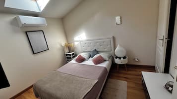 1 slaapkamer, een bureau, een strijkplank/strijkijzer, reisbedje