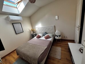 1 bedroom, desk, iron/ironing board, travel crib - Chambre Dans Maison Face à la Rivière Dain (Varambon)