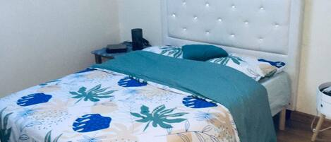 1 dormitori, planxa i posts de planxar i un bressol de viatge