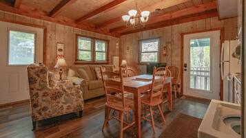 TV, peis, DVD-spiller og bordtennis