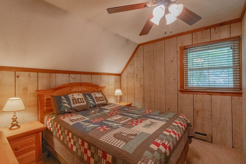 Cozy Lakeside Cabin 17 Sleeps 6 Full kitchen + fireplace between