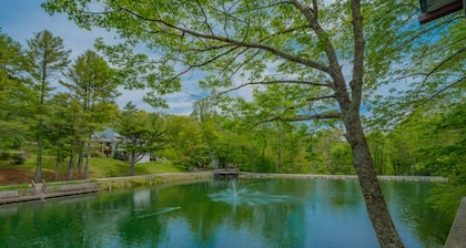 Cozy Lakeside Cabin #17 - Sleeps 6 - Full kitchen + fireplace - between Boone & Blowing Rock NC