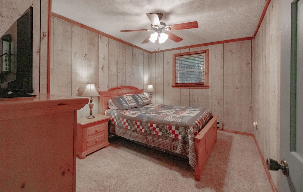 Cozy Cabin 35 (accessible) Sleeps 6 Full kitchen + fireplace