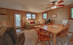 TV, fireplace, DVD player, ping pong - Cozy Cabin #35 (accessible)  - Sleeps 6 - Full kitchen + fireplace - between Boone & Blowing Rock NC (Blowing Rock)