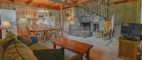 Televisión, chimenea, reproductor de DVD y tenis de mesa