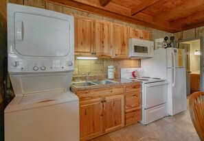 Fridge, microwave, oven, stovetop - Cozy Cabin #13 - Sleeps 6 - Full kitchen + fireplace - between Boone & Blowing Rock NC (Blowing Rock)