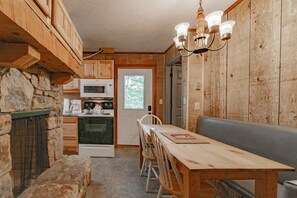 Kylskåp, mikrovågsugn, ugn och spishäll
