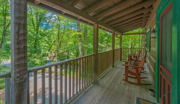 Property grounds - Cozy Cabin #33 - Sleeps 6 - Full kitchen + fireplace - between Boone & Blowing Rock NC (Blowing Rock)