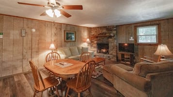 Een televisie, een open haard, een dvd-speler en een tafeltennistafel