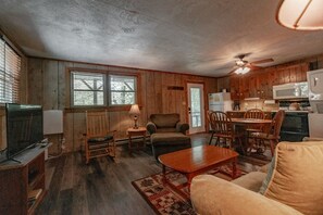Ein rustikales Blockhaus-Interieur mit Wohnbereich, Essbereich und Küche.
