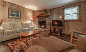 TV, fireplace, DVD player, ping pong - Cozy Cabin #3 - Sleeps 4 - Full kitchen + fireplace - between Boone & Blowing Rock NC (Blowing Rock)