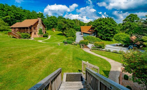 Cozy Cabin #4 - Sleeps 4 - Full kitchen + fireplace - between Boone & Blowing Rock NC