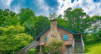Cozy Cabin #8- Sleeps 4 - Full kitchen + fireplace - between Boone & Blowing Rock NC