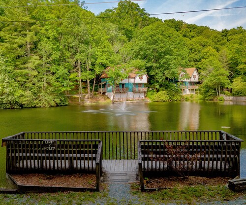 Cozy Cabin #22 - Sleeps 4 - Full kitchen + fireplace - between Boone & Blowing Rock NC