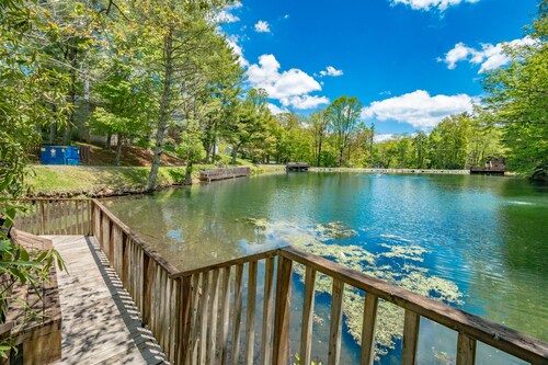 Cozy Cabin #23 - Sleeps 4 - Full kitchen + fireplace - between Boone & Blowing Rock NC