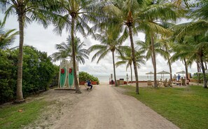 Ligstoelen aan het strand, strandlakens