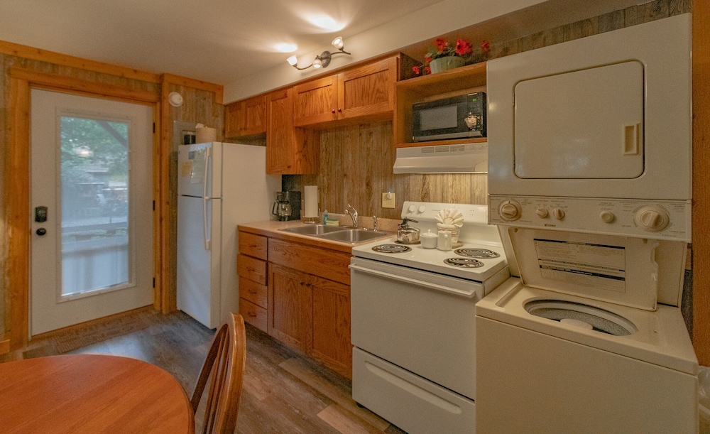 Cozy Studio Cabin 39 Sleeps 4 Full kitchen + fireplace between