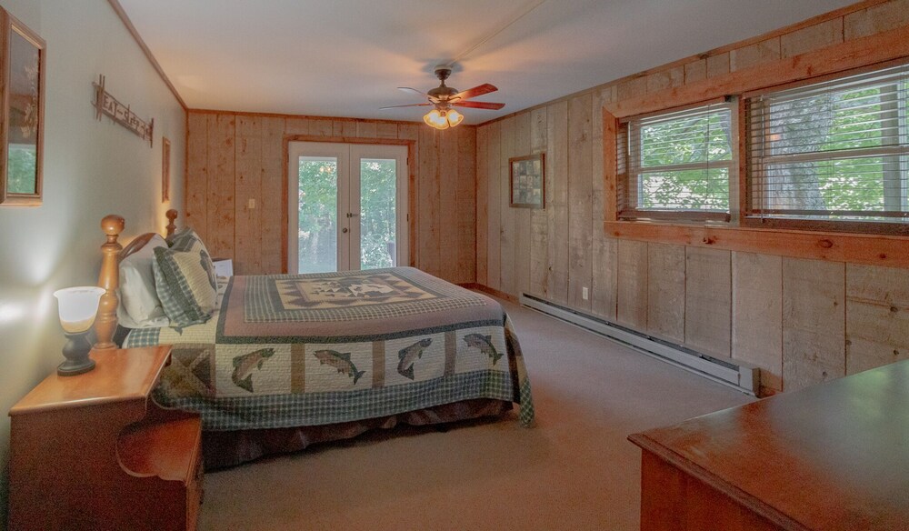 Cozy Cabin 1 Sleeps 6 Full kitchen + fireplace between Boone