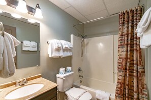 Towels - Cozy Cabin #2 - Sleeps 6 - Full kitchen + fireplace - between Boone & Blowing Rock NC (Blowing Rock)