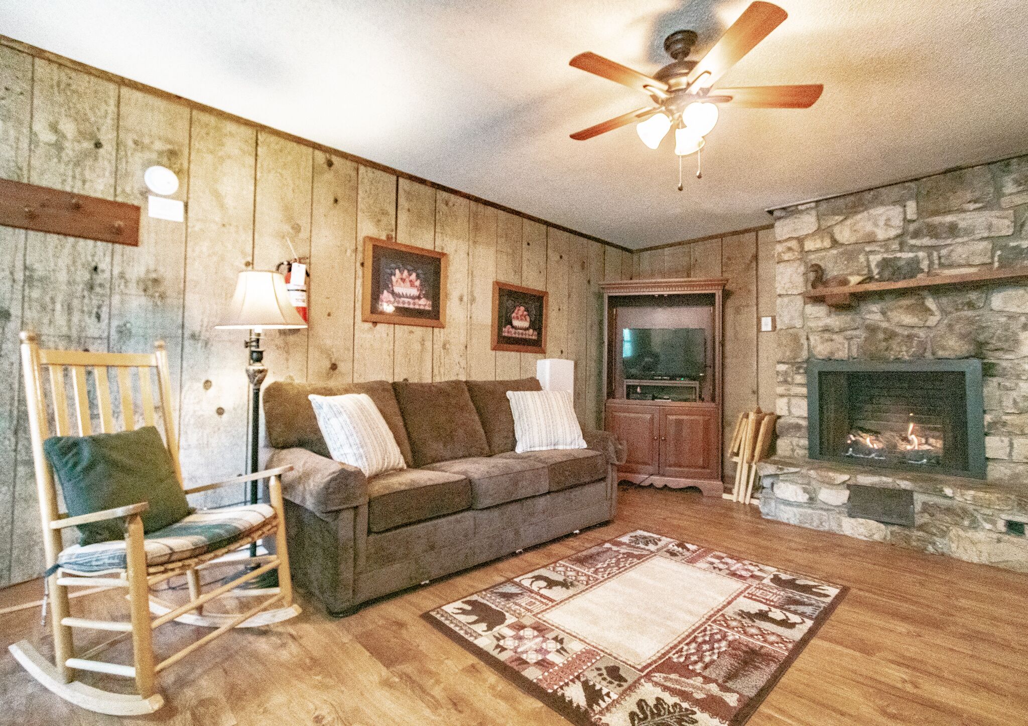 Televisie, een open haard, een dvd-speler en een tafeltennistafel