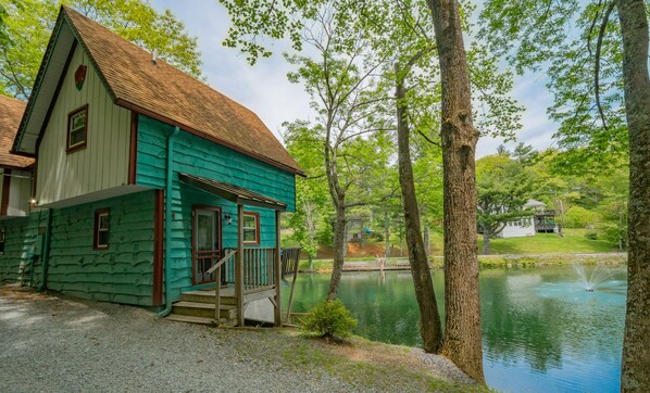 Exterior - Cozy Lakeside Cabin #15 - Sleeps 6 - Full kitchen + fireplace - between Boone & Blowing Rock NC (Blowing Rock)