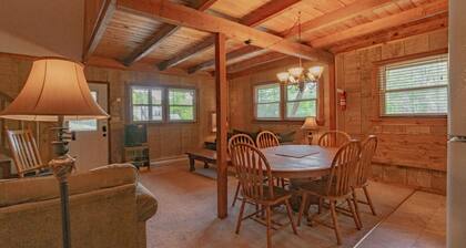 Cozy Cabin #38 - Sleeps 6 - Full kitchen + fireplace - between Boone & Blowing Rock NC