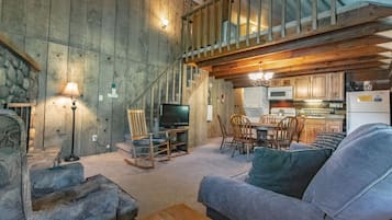 Televisión, chimenea, reproductor de DVD y tenis de mesa