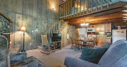 Cozy Cabin #10 - Sleeps 6 - Full kitchen + fireplace - between Boone & Blowing Rock NC