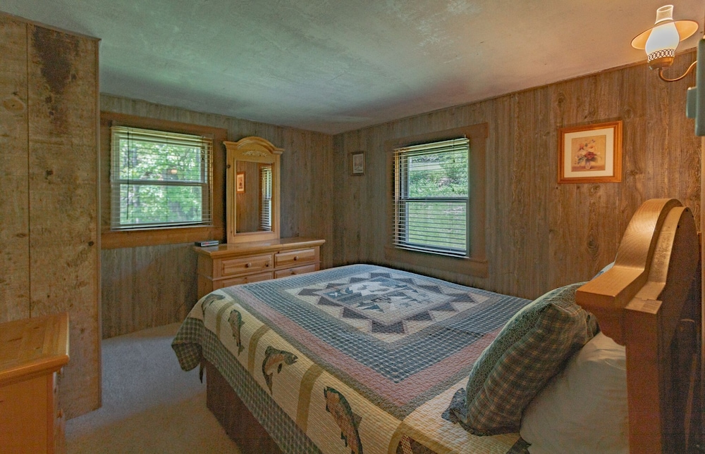 Cozy Cabin 9 Sleeps 6 Full kitchen + fireplace between Boone