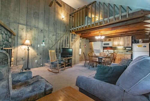 Cozy Cabin #6 - Sleeps 6 - Full kitchen + fireplace - between Boone & Blowing Rock NC