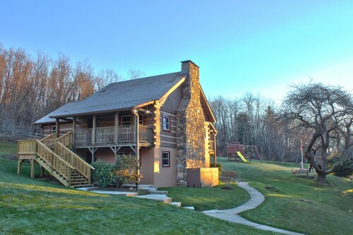 Cozy Cabin #6 - Sleeps 6 - Full kitchen + fireplace - between Boone & Blowing Rock NC