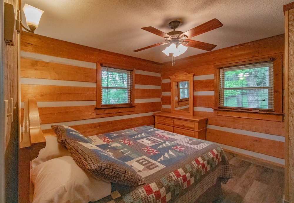 Cozy Cabin 20 Sleeps 6 Full kitchen + fireplace between Boone