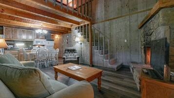 Een televisie, een open haard, een dvd-speler en een tafeltennistafel