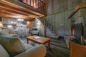 Televisión, chimenea, reproductor de DVD y tenis de mesa