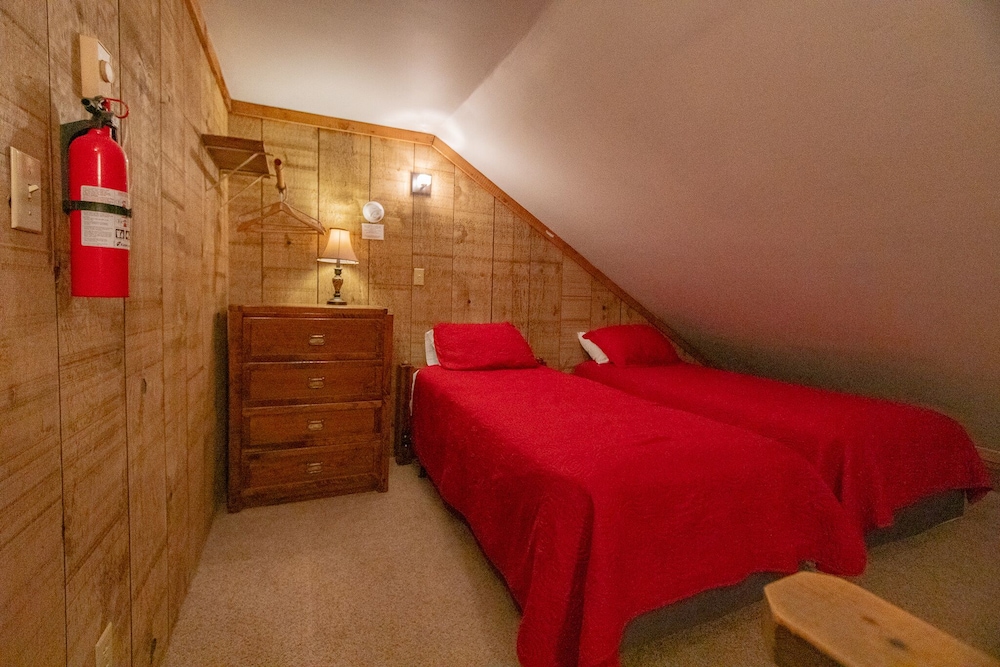 Cozy Cabin 24 Sleeps 6 Full kitchen + fireplace between Boone