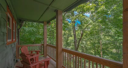 Cozy Cabin #37 - Sleeps 6 - Full kitchen + fireplace - between Boone & Blowing Rock NC