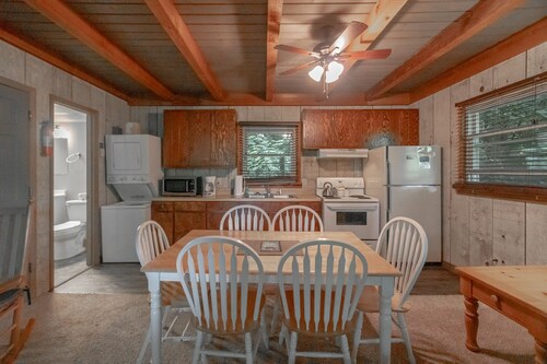 Cozy Cabin #37 - Sleeps 6 - Full kitchen + fireplace - between Boone & Blowing Rock NC