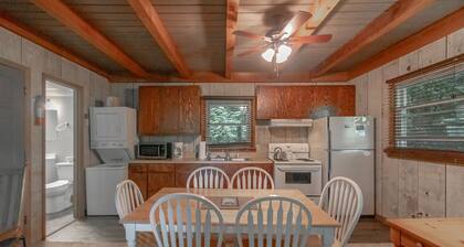 Cozy Cabin #37 - Sleeps 6 - Full kitchen + fireplace - between Boone & Blowing Rock NC