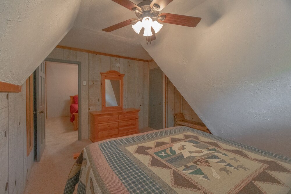 Cozy Cabin 41 Sleeps 6 Full kitchen + fireplace between Boone