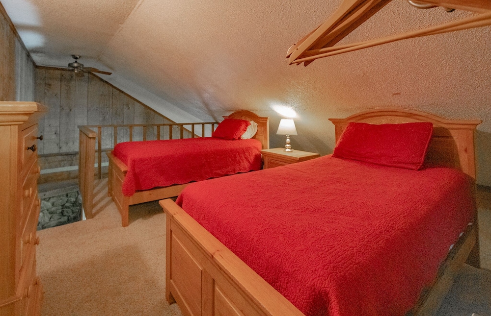 Cozy Cabin 32 Sleeps 6 Full kitchen + fireplace between Boone