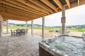 Outdoor dining - Luxury Deep Creek Lake House w/ Pool & Theater (Deep Creek)
