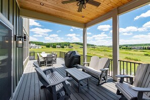 Outdoor dining - Luxury Deep Creek Lake House w/ Pool & Theater (Deep Creek)