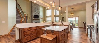 The Tippy Canoe - Luxurious 8BR - Indoor Pool & Hot Tub - Deep Creek Lake -