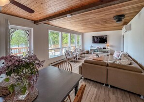 TV - 4 bed 2 bath cottage on Lake Rosseau! (Port Carling)