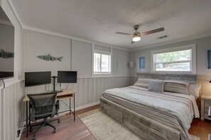 3 bedrooms, desk, Internet, bed sheets