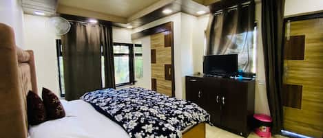4 bedrooms, iron/ironing board, WiFi, bed sheets