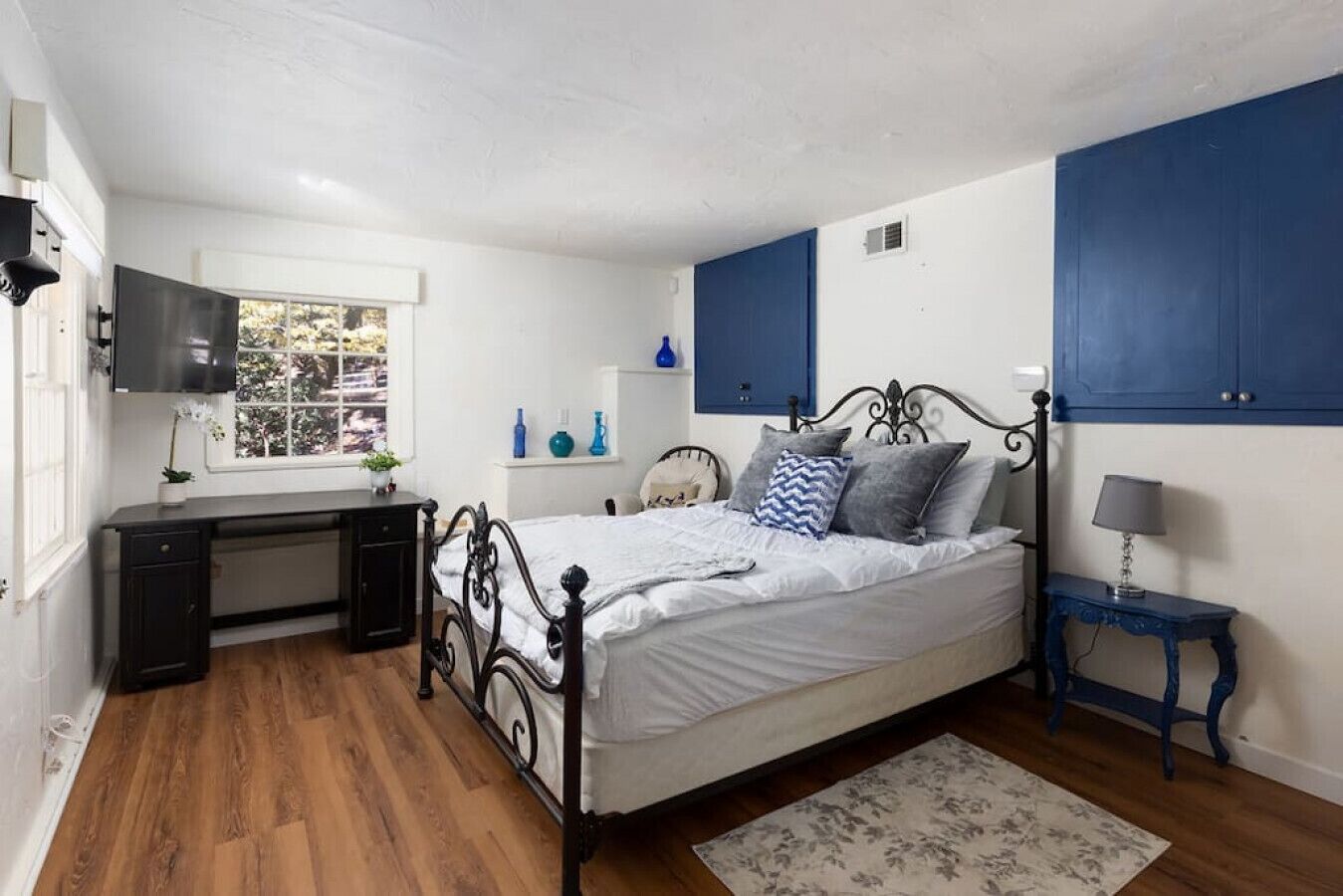 1 bedroom, desk, WiFi, bed sheets