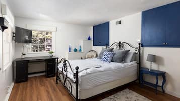 1 bedroom, desk, WiFi, bed sheets