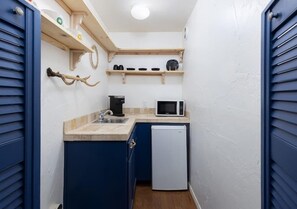 Réfrigérateur, four à micro-ondes, cafetière-théière, grille-pain