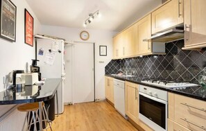 Fridge, oven, stovetop, dishwasher